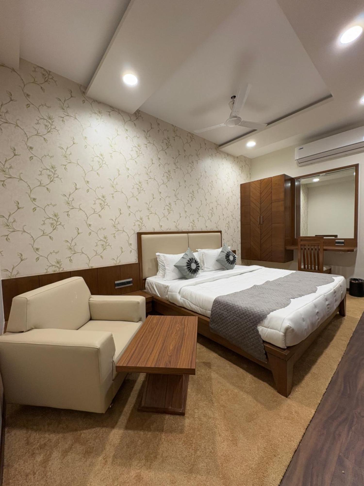 Pam Premium Hotel Vadodara Exterior photo
