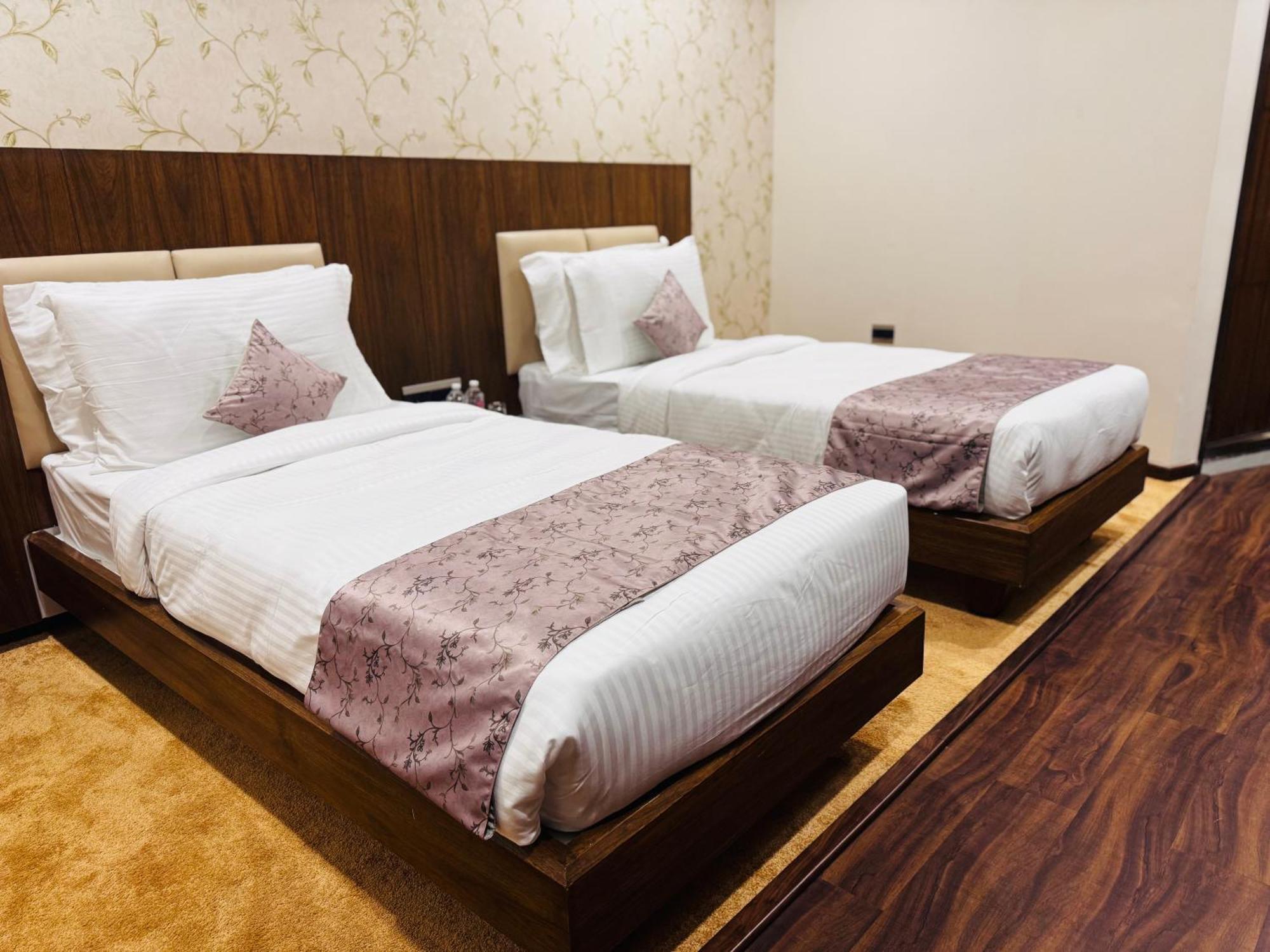 Pam Premium Hotel Vadodara Exterior photo