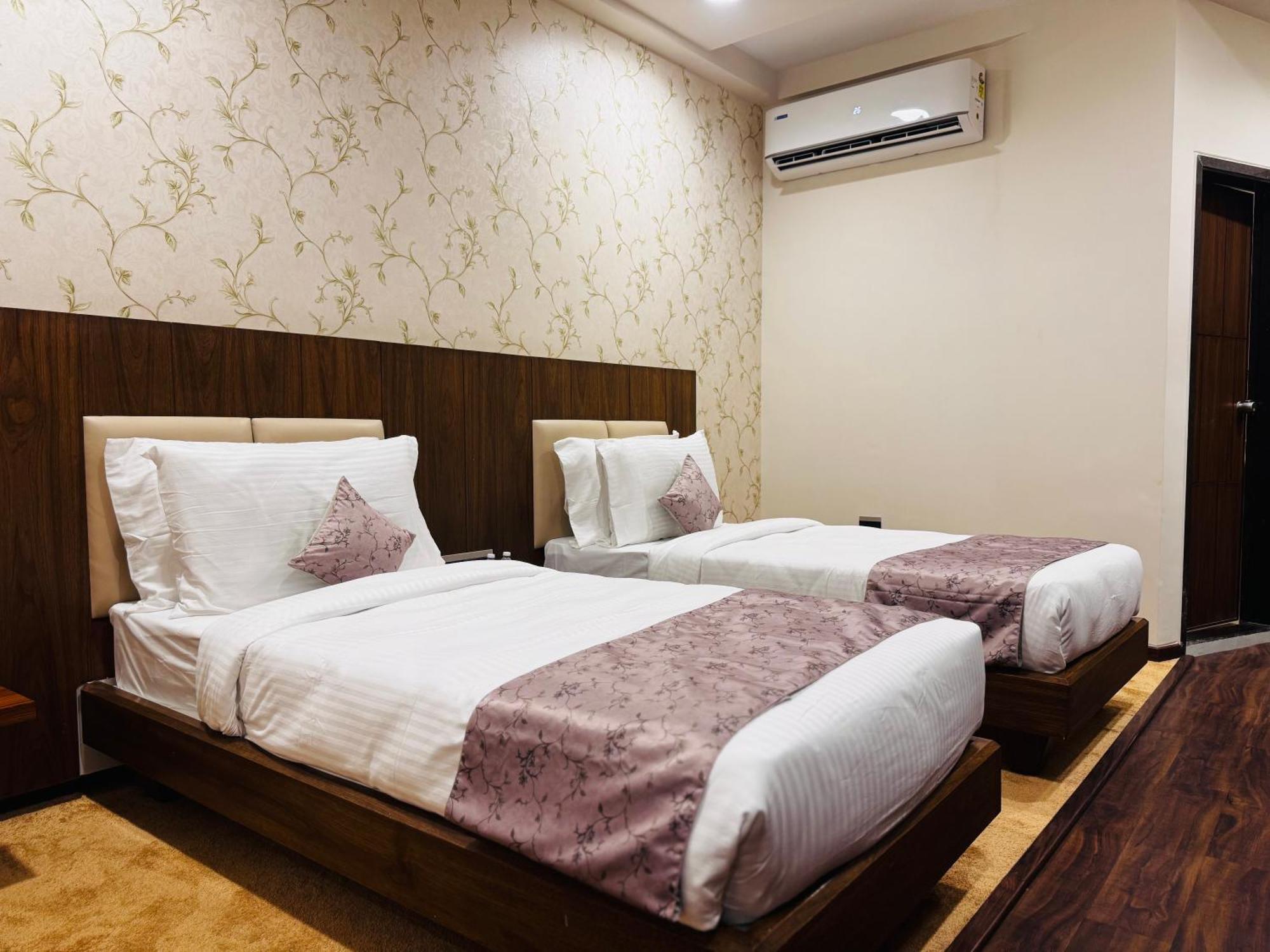 Pam Premium Hotel Vadodara Exterior photo