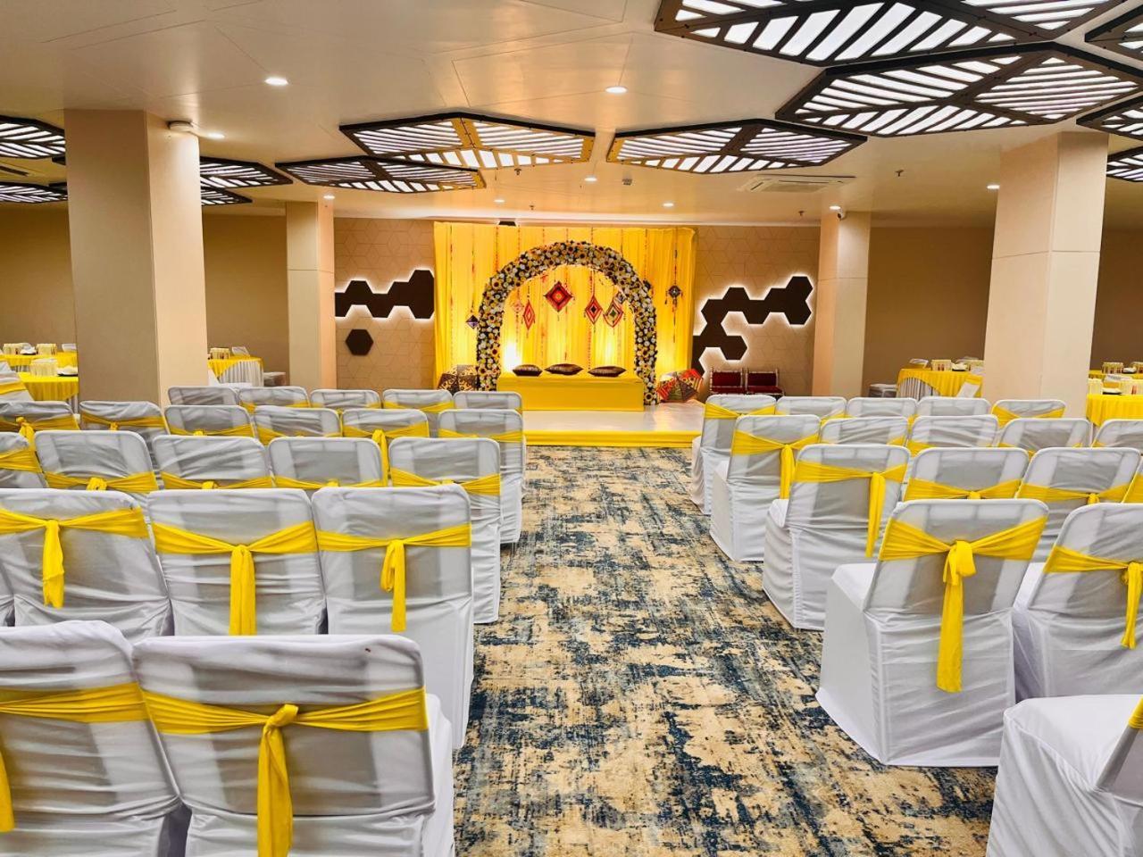 Pam Premium Hotel Vadodara Exterior photo