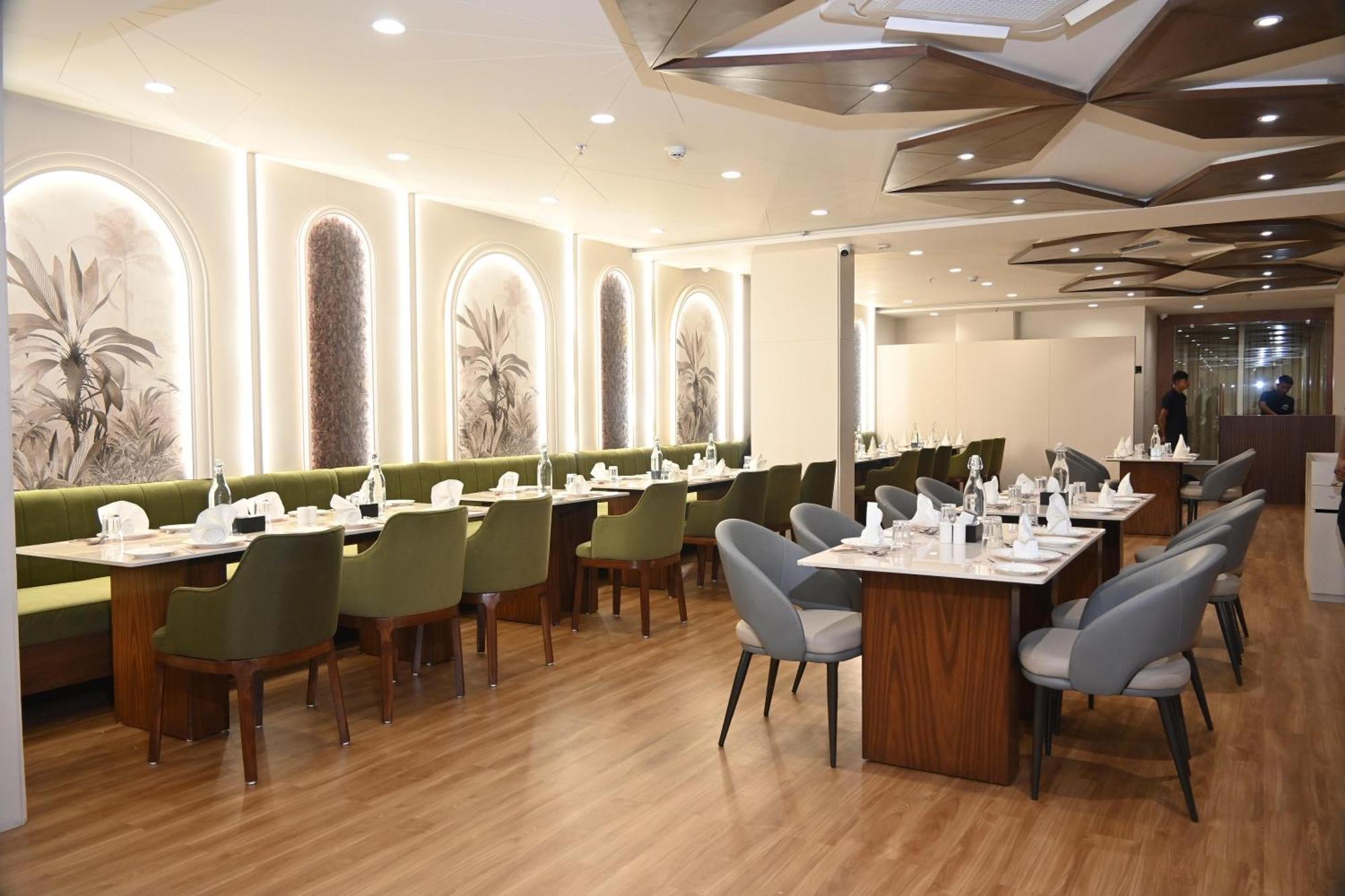 Pam Premium Hotel Vadodara Exterior photo