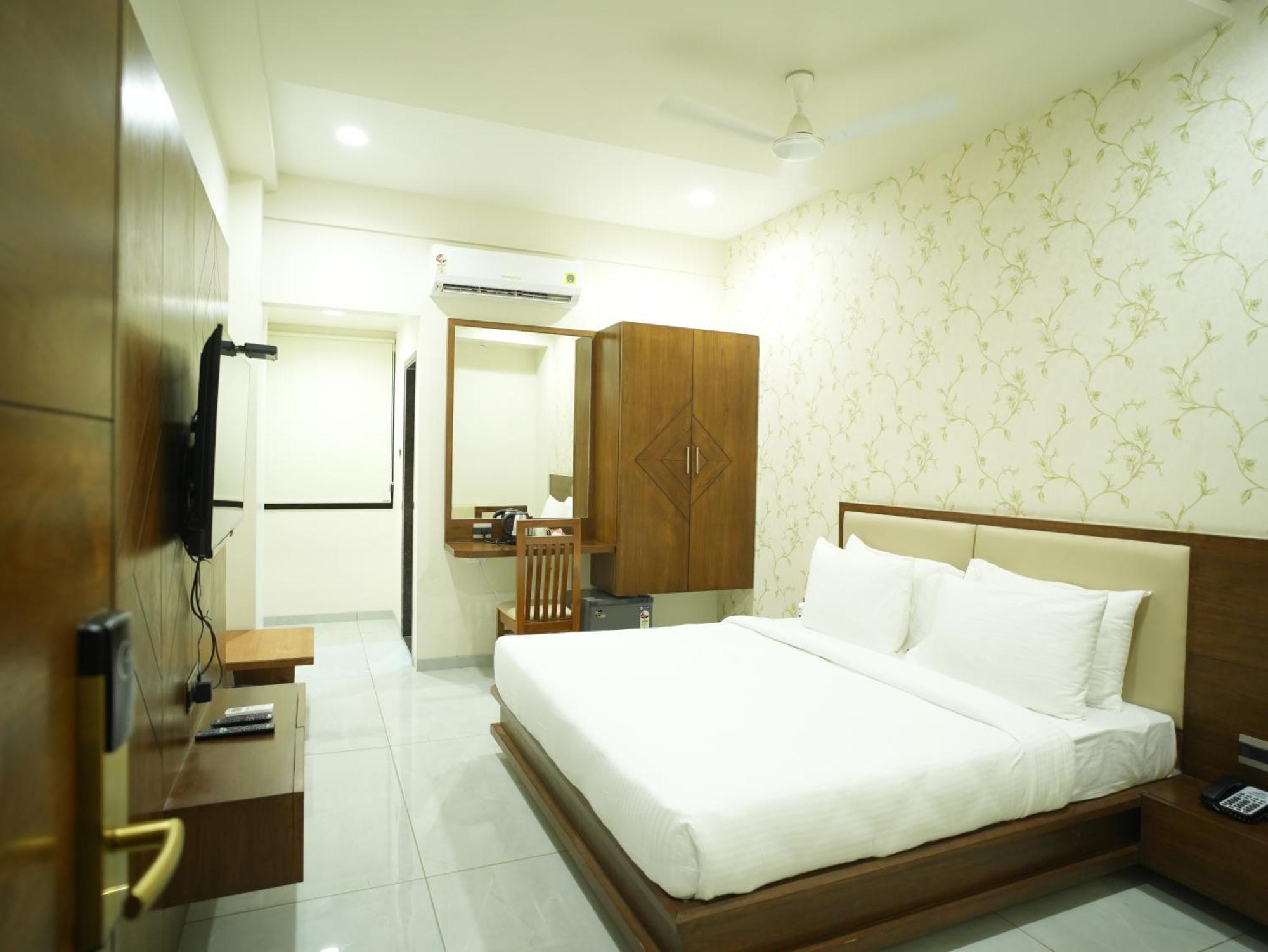 Pam Premium Hotel Vadodara Exterior photo